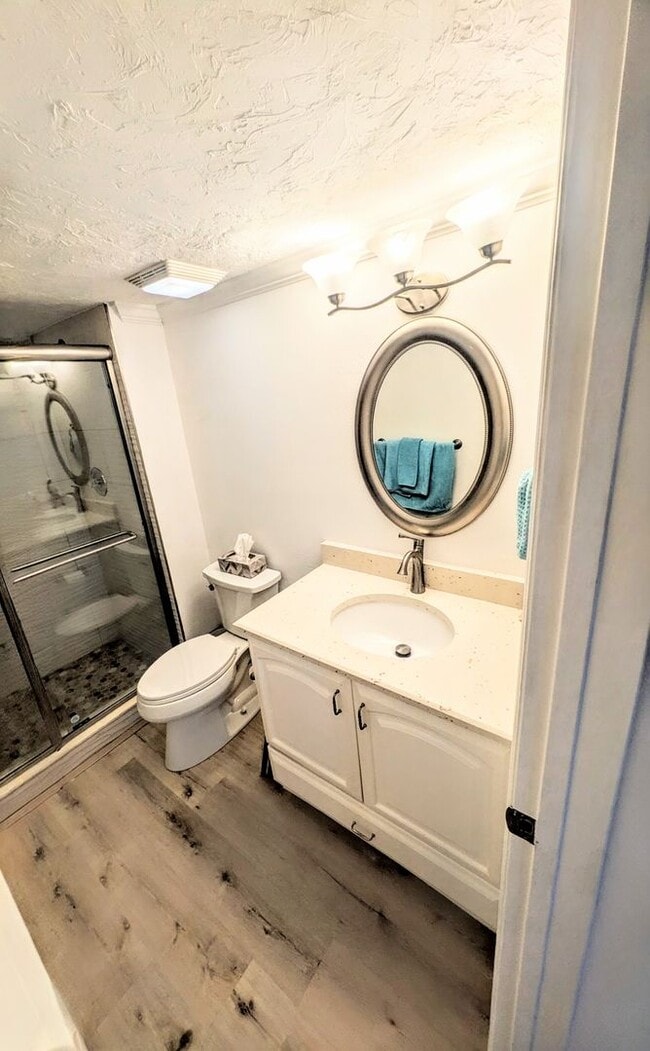 Building Photo - Seasonal/short term 2/2 condo rental with full water view on Longboat Key.