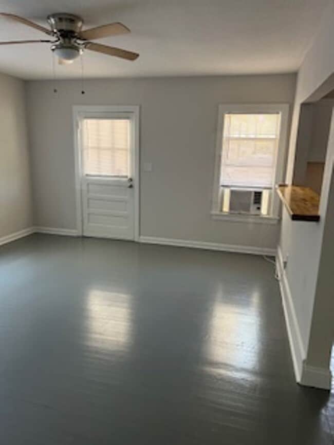 Building Photo - Quaint 1/1 apartment