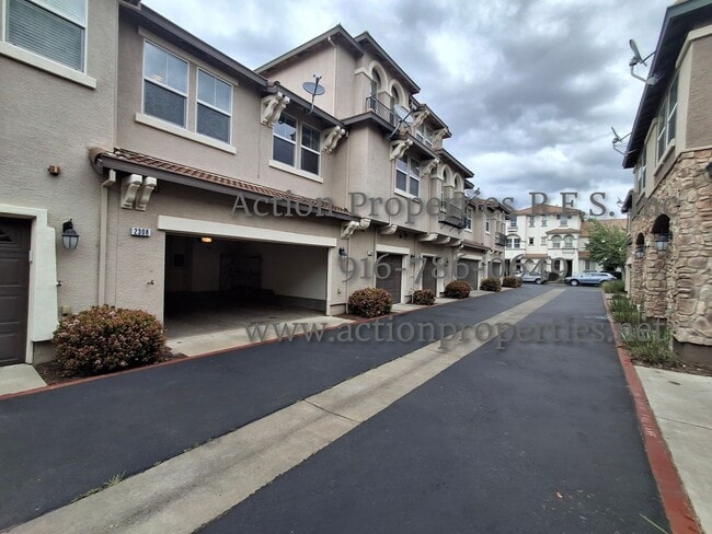 Building Photo - Stunning Townhome.  - 2 Stories - 3 Bed, 2.5 Bath, 2 Car Garage - Nearby Trails!