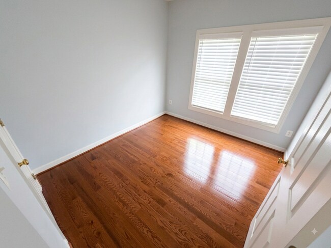Building Photo - 3670 Carriage Hill Dr