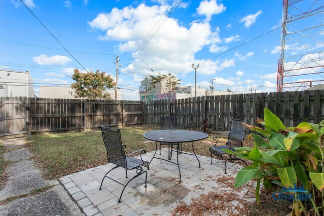 Building Photo - DARLING 2 BEDROOM TOWNHOME IN MUSEUM DISTRICT