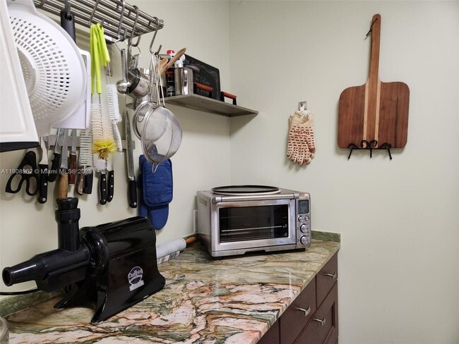 Building Photo - 70 Bay Colony Ln