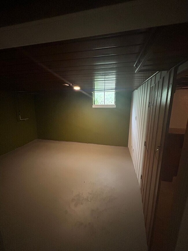 Building Photo - Spacious 4 bedroom 1 Bath Home with Tons o...