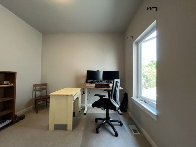 Building Photo - Spacious 2,511 Sq Ft Wilsonville Townhome with Vaulted Loft, Modern Kitchen & Attached Two-Car Ga...