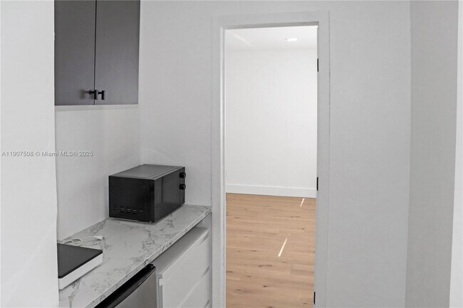 Building Photo - 11020 SW 140th Ave