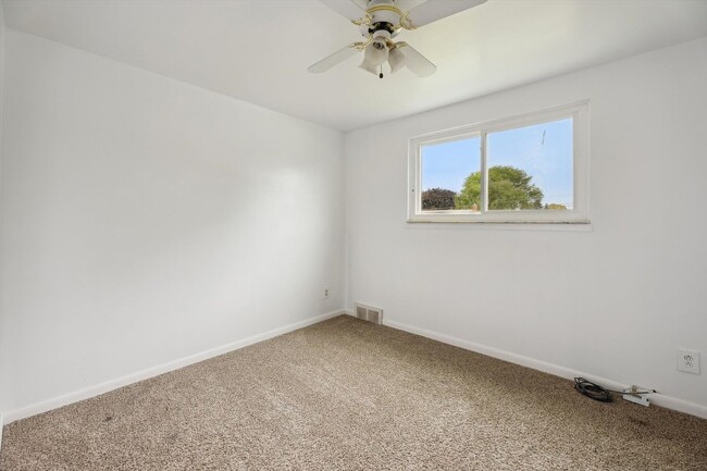Building Photo - Move-In Ready 4 bedroom, 3 bathroom Home i...