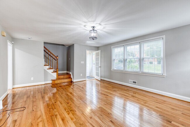 Building Photo - 1517 Dellsway Rd