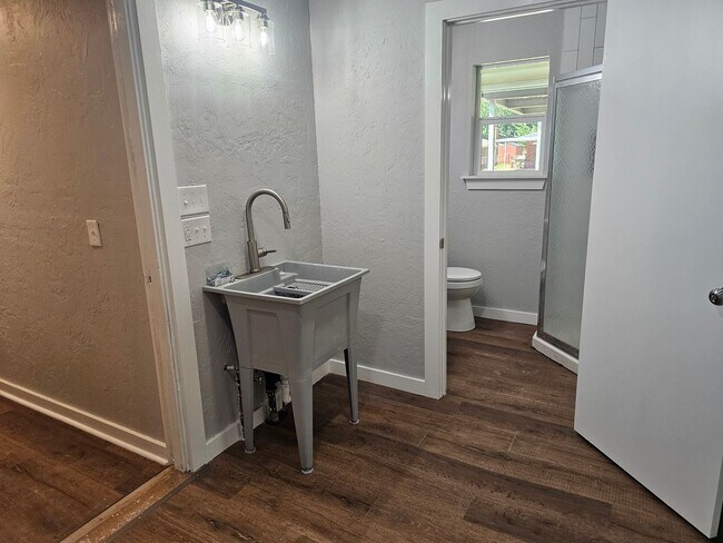 Building Photo - 3 bed 2 bath Newly Renovated Home For Rent
