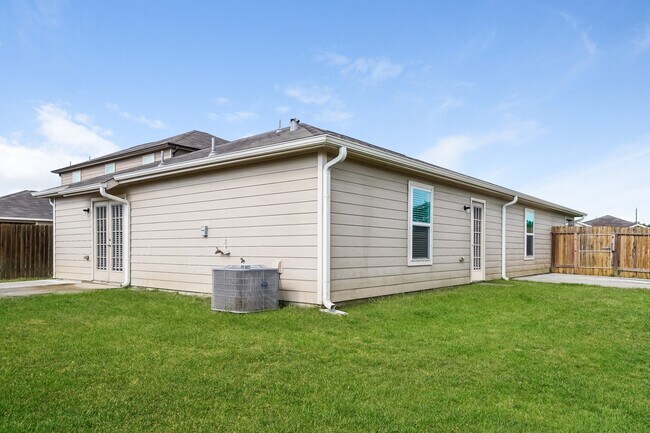 Building Photo - 1001 Walnut Ln
