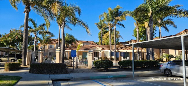 Building Photo - Las Palmas Upstairs Condo in Gated Community