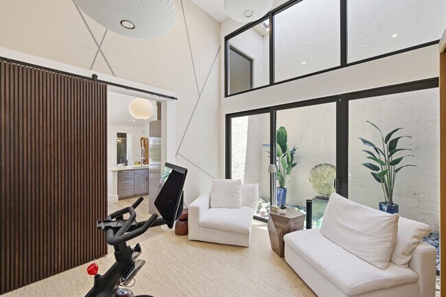 Building Photo - 2552 Sheltingham Dr