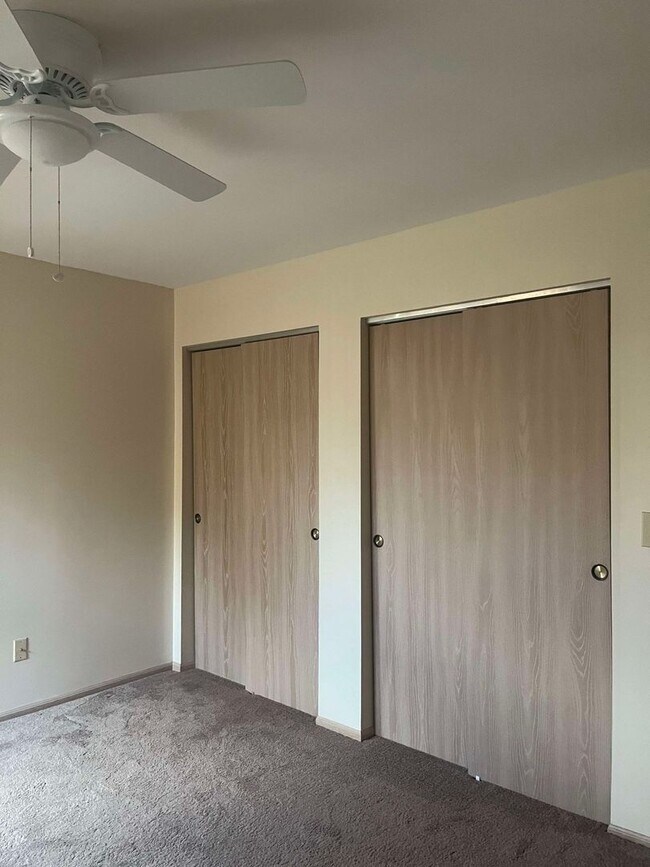Building Photo - Updated and bright two bedroom condo