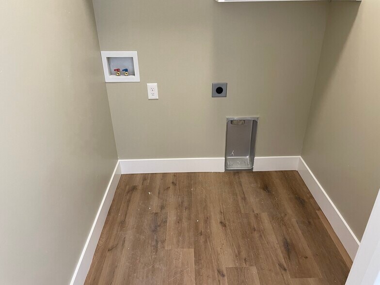 Building Photo - 775 Silvermaple Dr