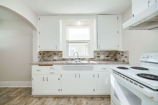 Building Photo - 2824 Dwight Ave