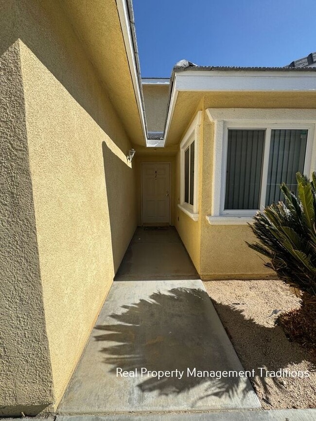 Primary Photo - Spacious 4 + 3 Townhouse in Rosamond - Ask...