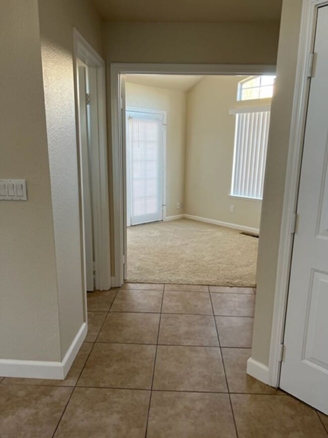 Building Photo - Spacious 4-Bedroom Home in a Quiet Tracy C...