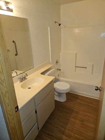 Building Photo - 1141 Persimmon Ave