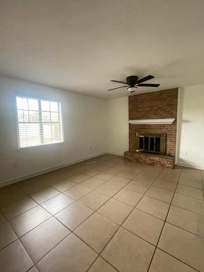 Building Photo - 824 Garvin St