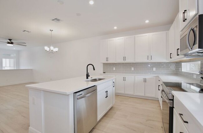 Building Photo - Stunning 2/2 Modern Townhome with a Bonus ...