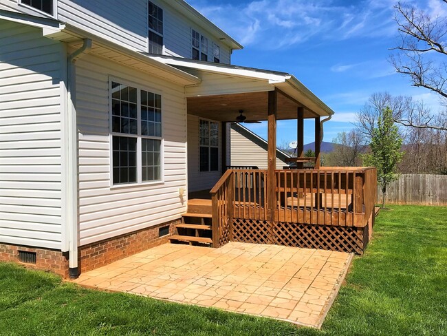 Building Photo - Great Family Home -  Fenced Backyard - Garage!