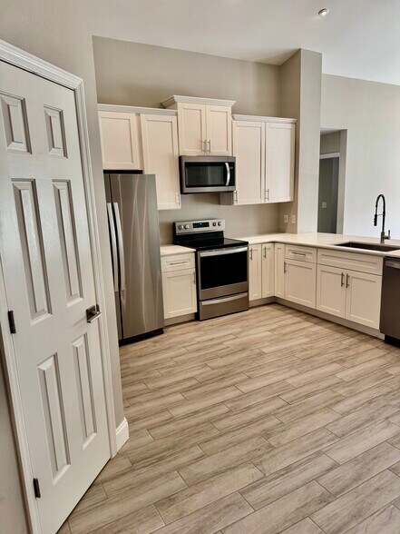 Ceramic Tile - 7902 Canary Palm Ct