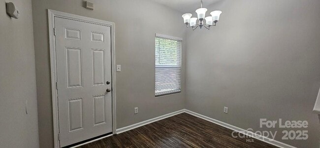 Building Photo - 2715 Meadow Knoll Dr