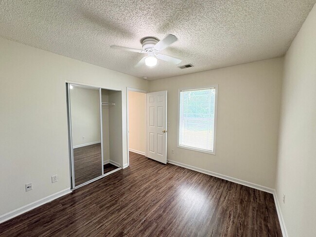 Building Photo - 10 Broadland Cir