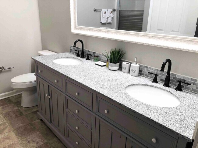 Building Photo - 2495 Danver Ln