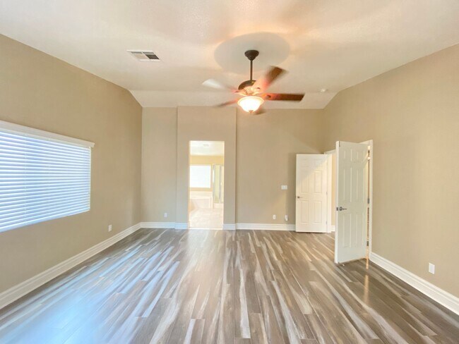 Building Photo - Wonderful two-story single-family house