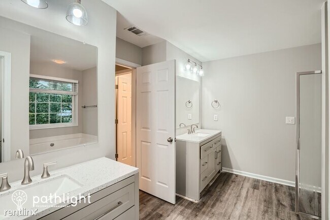 Building Photo - 4 br, 2.5 bath House - 912 Lakeside Ct UNIT