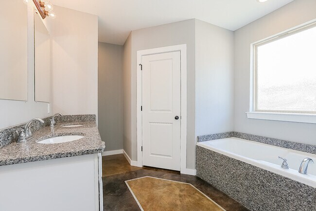 Building Photo - 3-Bedroom Haskell Home