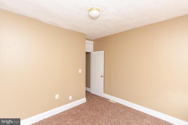 Building Photo - 3 Bedroom House