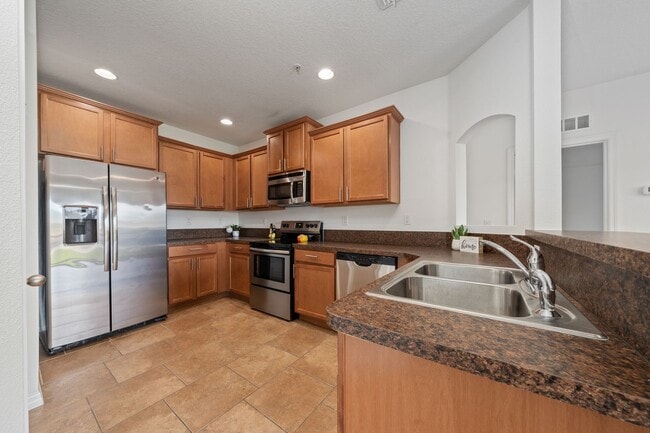 Building Photo - Elegant 2 bedrooms/2 bath condo located in St. Cloud with 1-Car garage