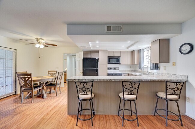Building Photo - Move-In Ready Condo Near Summerlin!