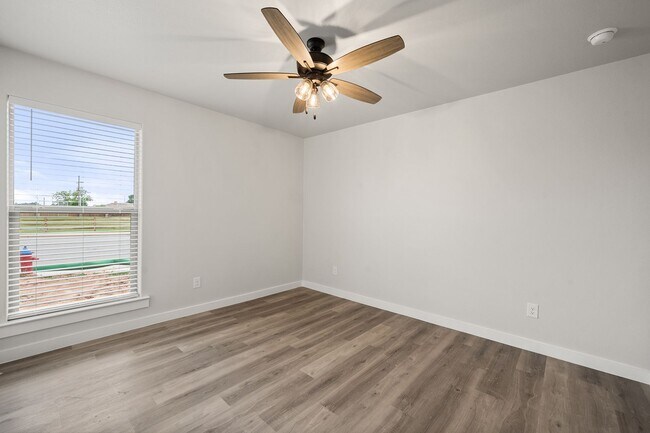 Building Photo - Pre leasing for July: 4-Bedrooms, 2-Bathroom