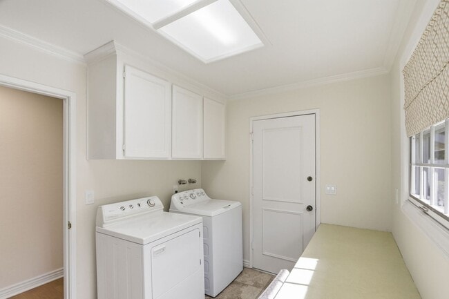 Building Photo - Stunning 3,488 Sq. Ft. Home with Pool & 3-Car Garage