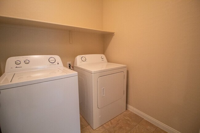 Building Photo - GUARD GATED 3 BD 2.5 BTH HOME IN HENDERSON
