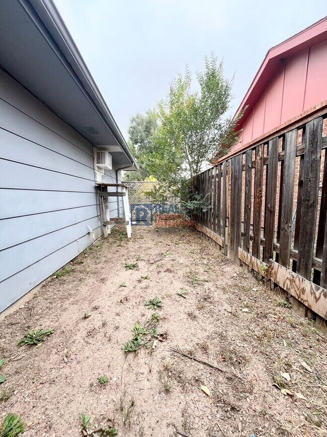 Building Photo - 425 Rosewood Dr