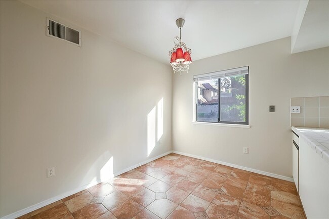 Building Photo - 10 Pueblo Dr