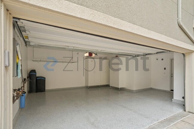 Building Photo - 1210 Coyote Creek Way