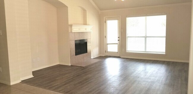 Building Photo - Wonderful 3-2-2 in Crowley ISD!