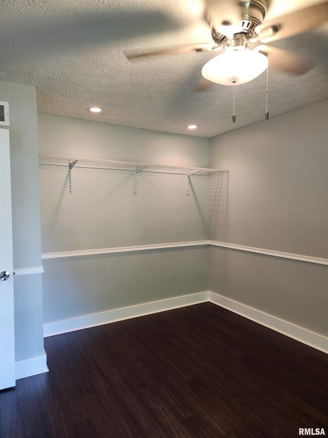 Building Photo - 3439 N Willow Ct