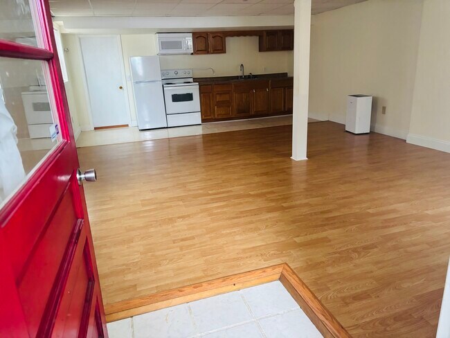 Building Photo - 135 Simsbury Dr