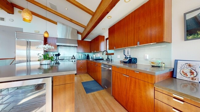 Building Photo - 3205 Bayview Dr