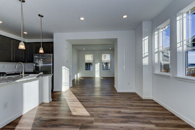 Building Photo - Beautiful 4 bed, 3 bath Townhome with 2 car garage ready for move in!