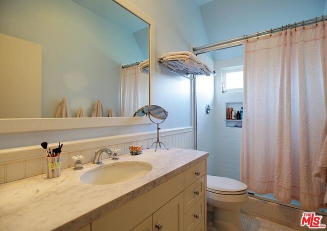 Building Photo - 427 12th St