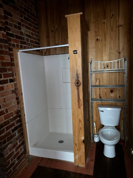 Building Photo - 1043 S Pine St