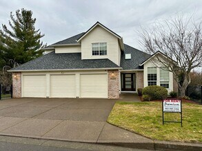 Building Photo - Large Three Bedroom Home in the Hills of West Salem