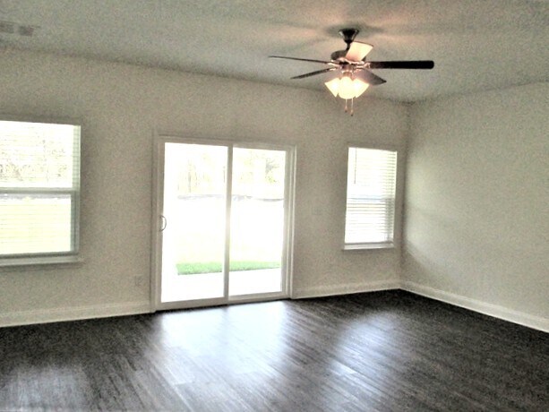 Building Photo - 907 Sunny Stroll Dr