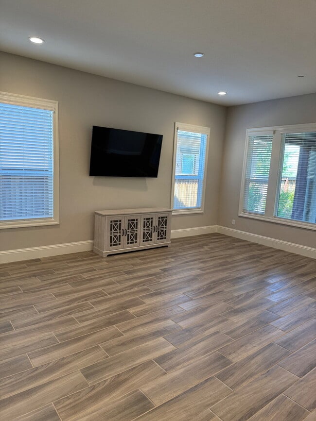 Building Photo - Newer 2 Bed/2 Bath with Office in 55+ Gate...